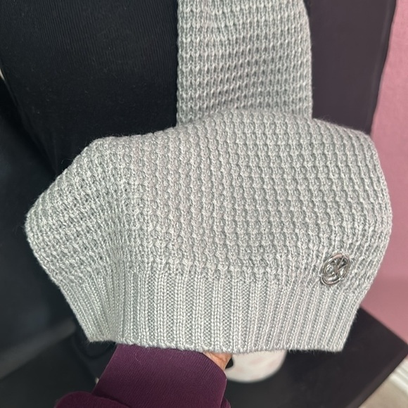 CALVIN KLEIN Women’s Gray Waffle Knit Scarf - Picture 3 of 6